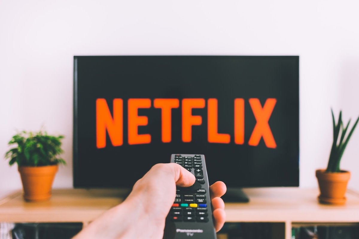 Illustration d'un salon équipé pour l'abonnement IPTV Adultes en 4K